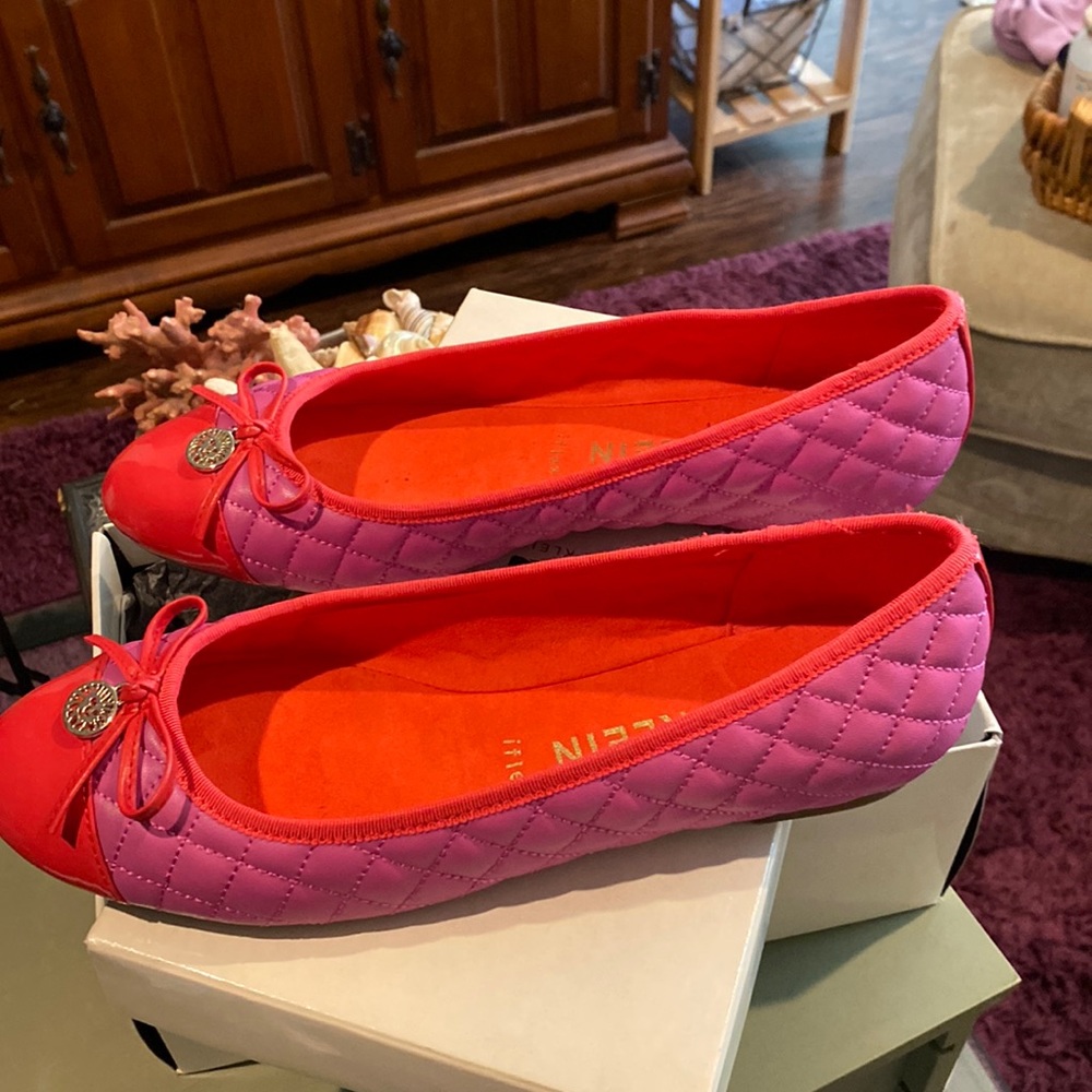 These Anne Klein I flex shoes are size 8.5 med, orange and purple.